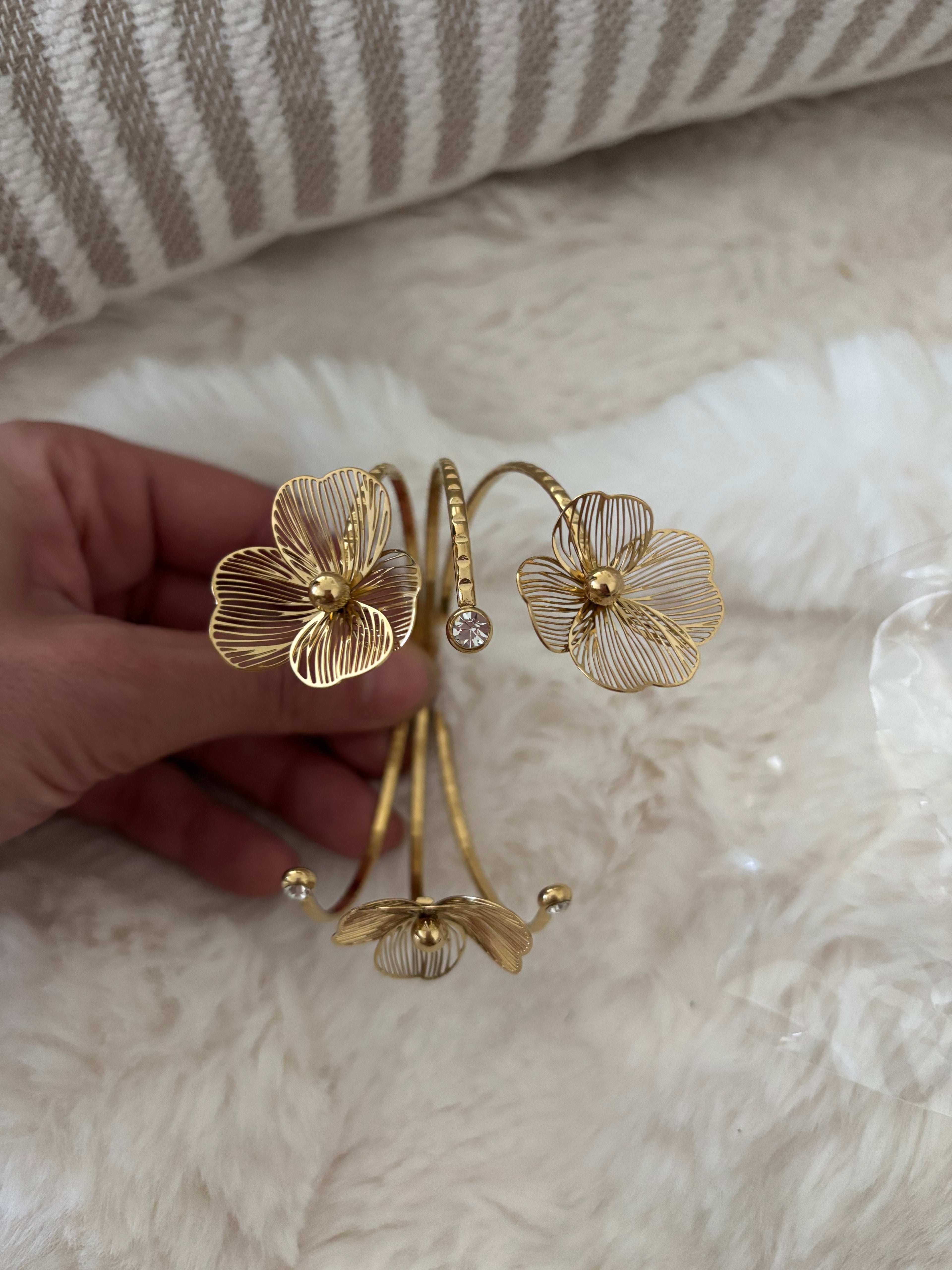 Camélia – Bracelet Doré à Fleurs et Cristaux