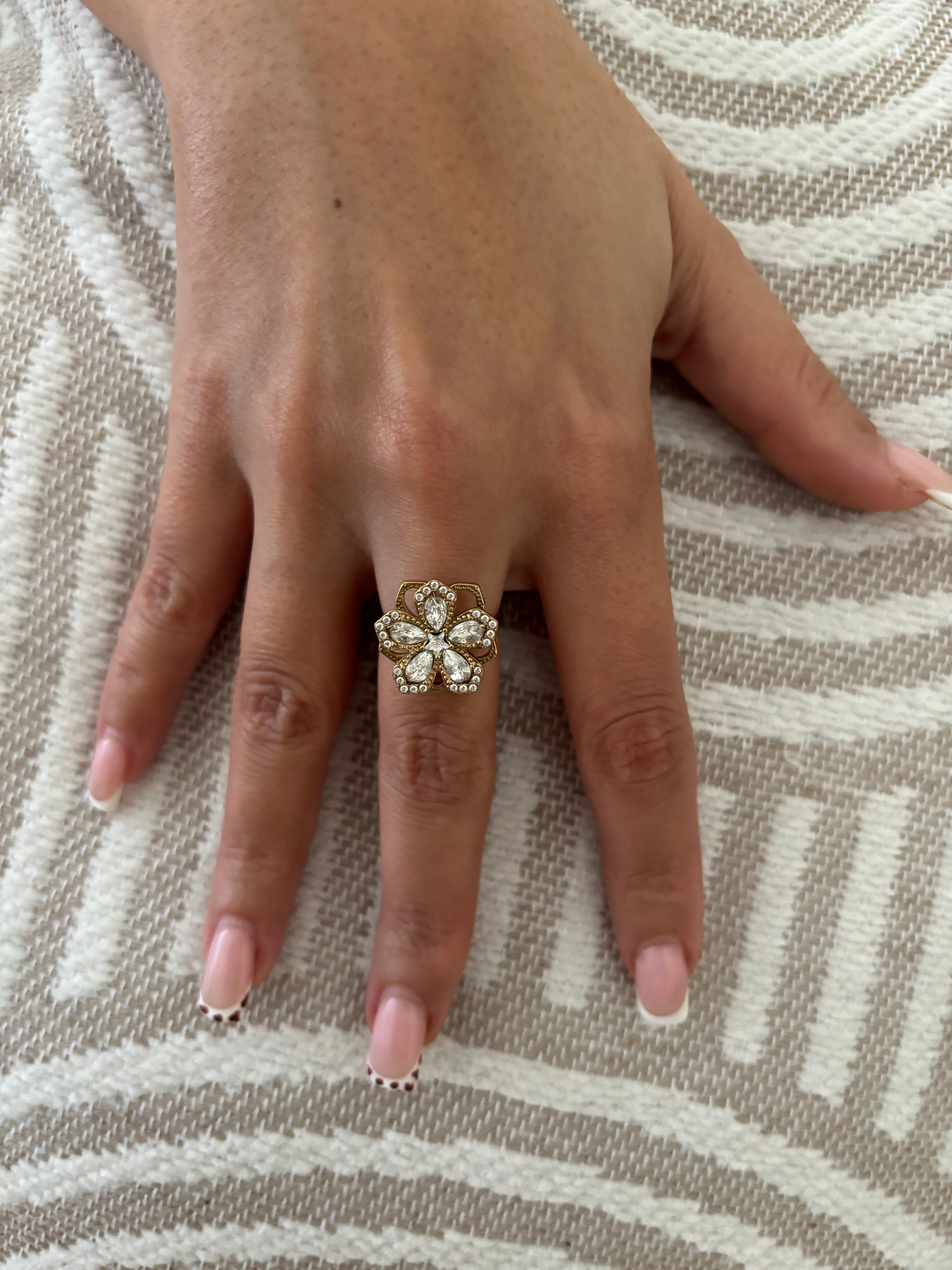 Aurora – Bague Fleur Tournante Dorée