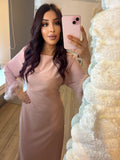 Abaya rose – Dos croisé à nouer avec manches plumes