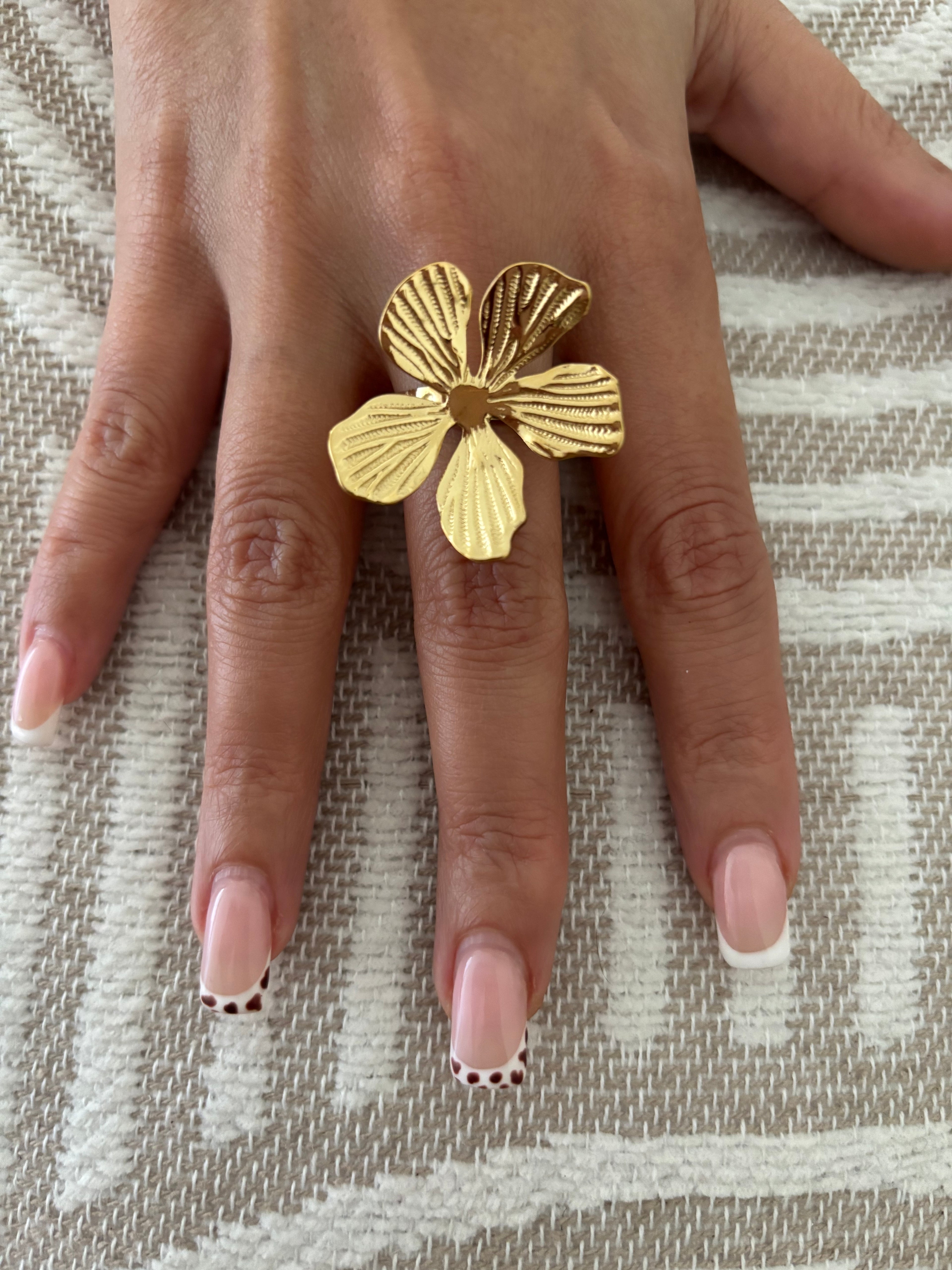 Bague Dahlia Dorée en Acier Inoxydable – Fleur Élégante Effet Luxe